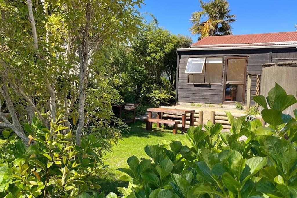 Beachside Gem - Cosy Chalet Parapara Exterior photo